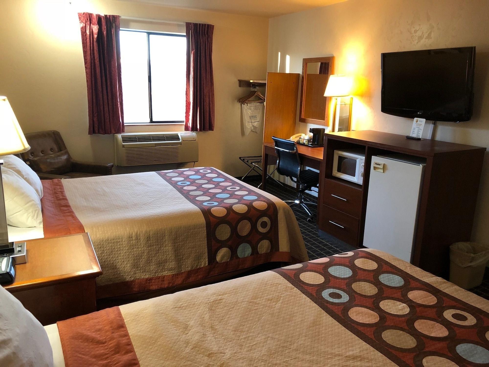 Super 8 By Wyndham קלאמאת' פולס מראה חיצוני תמונה